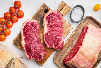 牛排汉堡成分牛肉大理石的肉白色背景前视图