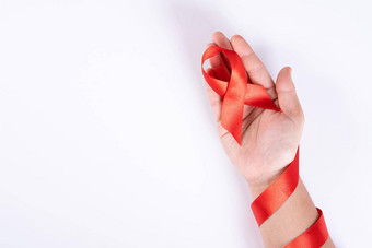 <strong>艾滋病</strong>意识女人手持有红色的丝带白色背景复制空间文本世界<strong>艾滋病</strong>一天医疗保健医疗概念