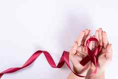艾滋病意识女人手持有红色的丝带白色背景复制空间文本世界艾滋病一天医疗保健医疗概念