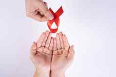 艾滋病意识男人。女人手持有红色的丝带白色背景复制空间文本世界艾滋病一天医疗保健医疗概念