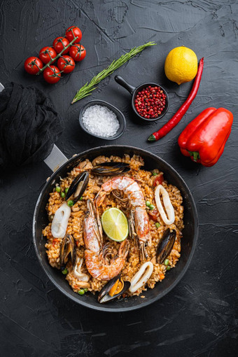 西班牙海鲜饭传统的西班牙语菜服务煎锅黑色的变形表面前视图