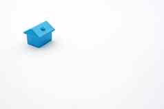 采购购买生态房子租赁财产构建小舒适的首页简单的最小的设计单蓝色的玩具微型模型小屋房子白色背景复制空间