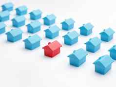 独特的房子集团类型微型房子红色的房子模型蓝色的玩具房子白色颜色背景首页选择选择财产真正的房地产财产市场营销