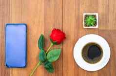 白色杯咖啡红色的玫瑰手机情人节概念