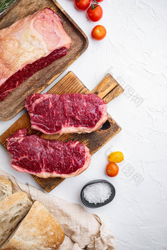 牛排汉堡成分牛肉大理石的肉白色背景前视图复制空间文本