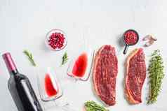 牛肉干有机牛肉牛排调味料红色的酒眼镜瓶白色变形背景前视图空间文本