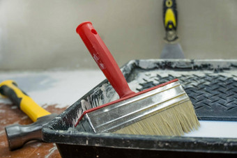 锤抹刀油漆刷托盘油漆谎言地板上修复恢复房子工作构建器杂工房子修复房间
