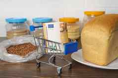 欧元。杂货店篮子荞麦面包谷物不断上升的食物价格食品杂货欧洲国家人道主义援助