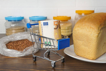 欧元。杂货店篮子荞麦面包谷物不断上升的食物价格食品杂货欧洲国家<strong>人道主义援助</strong>
