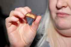 肥胖女人吃巧克力
