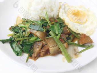 炒脆皮猪肉甘蓝泰国风格炸蛋白色板白色背景泰国风格快食物使订单