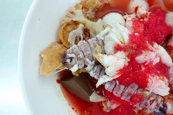 延他福辣的面条汤热辣的混合海鲜小龙虾虾亚洲辣的海鲜面条汤白色碗表格背景泰国风格面条街食物泰国
