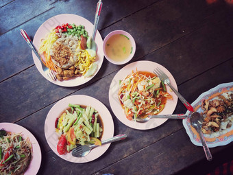 前视图泰国食物表格吃北东部食物喜欢断续器辣的木瓜沙拉黏糊糊的大米当地的传统的泰国食物背景享受吃概念