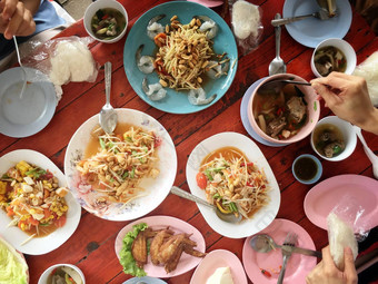 前视图泰国食物表格吃北东部食物喜欢断续器辣的木瓜沙拉黏糊糊的大米在托克辣的汤当地的传统的泰国食物背景享受吃概念
