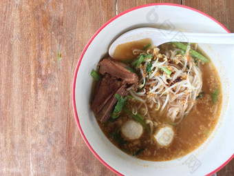 美味的面条猪肉猪肉球汤白色泰国风格食物泰国国人民调用船面条早餐碗木背景肉面条传统的泰国食物