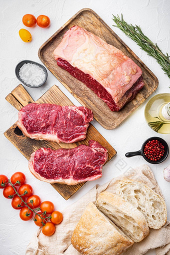 生牛肉牛排汉堡成分大理石的肉白色背景前视图