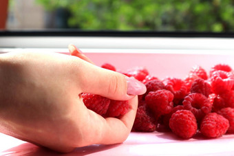树莓浆果窗台上