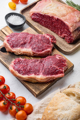 牛排汉堡成分牛肉大理石的肉白色背景