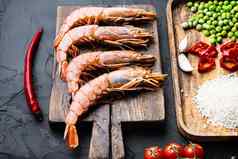 传统的游客西班牙海鲜饭海鲜成分虾贻贝大米香料黑色的混凝土表面