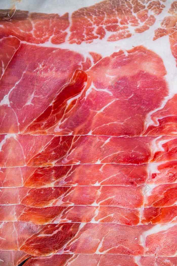 切片Jamon黑色的背景平躺