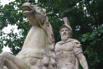 白色<strong>大理石雕像</strong>古老的男人。骑马