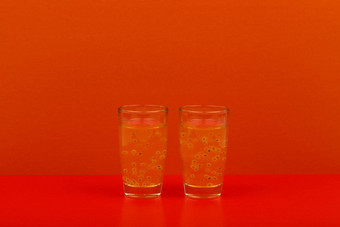 照片水果酒精喝红色的表格红色的背景复制空间概念夜生活酒吧