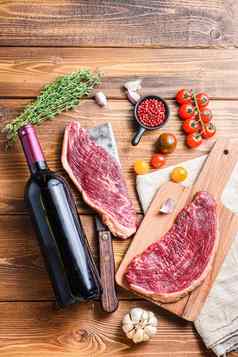 牛肉干有机牛肉牛排美国屠夫切肉刀调味料红色的酒瓶木表格前视图
