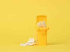 黄色的塑料容器收集塑料处理黄色的背景