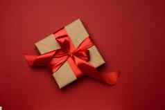 广场礼物盒子包装红色的纸卷丝绸丝带红色的背景节日背景
