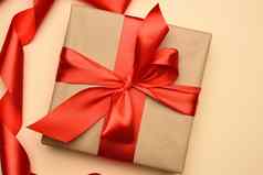 广场礼物盒子包装红色的纸卷丝绸丝带节日背景