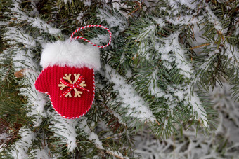 红色的手套说谎雪<strong>冬天</strong>节日装饰圣诞节树手套挂分支圣诞节一年传统空间文本