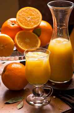 玻璃新鲜的橙色汁新鲜的水果木