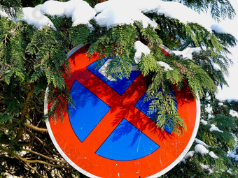 交通停止标志树雪封面