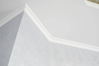 白色天花板白色基座上房间灰色的画墙装饰角落里天花板墙房间天花板成型室内细节角落里