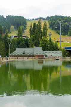 夏天一天视图池塘山滑雪度假胜地
