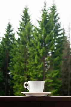 白色杯子黑暗热早....咖啡木栅栏森林背景
