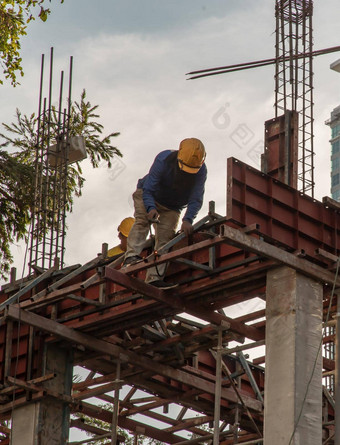 建设工人焊接焊接金属梁火花