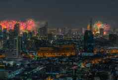 色彩斑斓的烟花城市景观晚上光视图曼谷天际线《暮光之城》时间