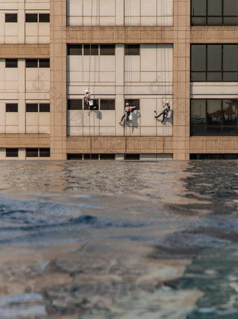 集团工人清洁窗户服务高上升办公室建筑反射菲奥姆游泳池