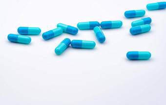 蓝色的胶囊药片传播白色背景制药行业医疗保健医学概念健康预算处方药物药物治疗错误概念制药公司产品制药学