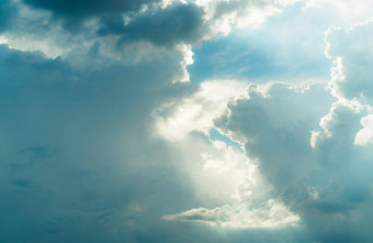 神光白色蓝色的多云的天空太阳梁太阳射线白色云神光天堂希望忠实的概念神美丽的阳光天空毛茸茸的云