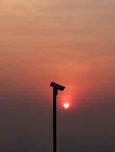 现代监测相机前景橙色太阳成明亮的太阳设置