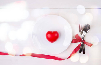 情人节一天心形状菜用具弓晚餐木表格勺子叉丝带桌子上周年纪念日庆祝活动爱复制空间前视图假期概念