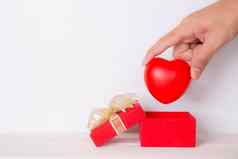 情人节一天手开放红色的礼物盒子把心庆祝活动周年纪念日给爱捐赠援助心形状象征慈善机构健康复制空间假期节日概念
