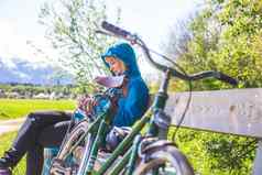 复古的自行车冒险前面图片古董自行车女孩坐着模糊的背景
