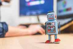 人工情报概念玩具机器人办公室桌面比喻聊天机器人社会机器人算法