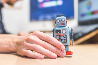 人工情报概念玩具机器人办公室桌面比喻聊天机器人社会机器人算法
