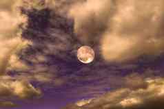 月亮完整的云紫色的天空图片前面晚上