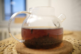 特写镜头玻璃茶壶酿造茶过程酝酿茶茶仪式<strong>沸腾</strong>水叶子漩涡强<strong>大</strong>的茶模糊背景