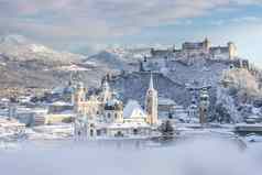 全景萨尔茨堡冬天雪历史中心阳光